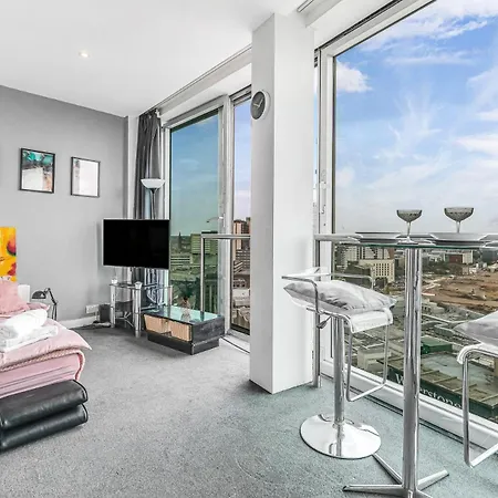 Heart Of City, Centre Point Luxury Apartament *